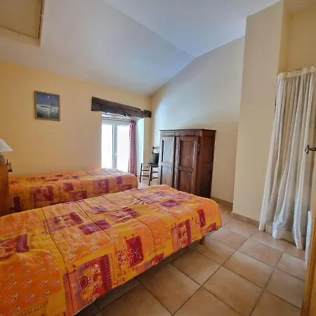 Casa de Férias Charming Stone House With Terrace Lussan (Gard)
