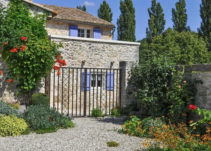 Casa de Férias Charming Stone House With Terrace Lussan (Gard)